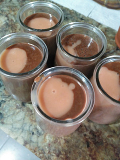 Una foto de Natillas de chocolate y fresa
