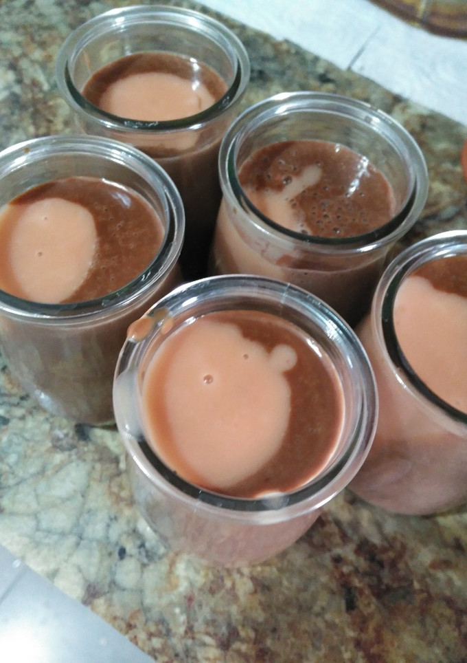 Una foto de Natillas de chocolate y fresa