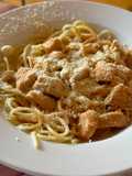 Spaguetti na manteiga com frango em cubos