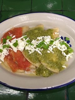 Una foto de Enchiladas bicolores