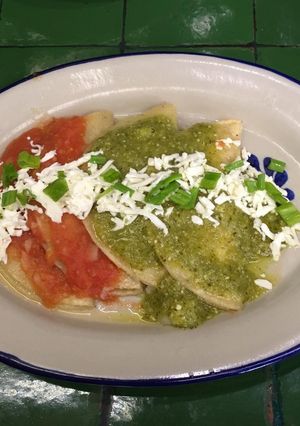 Una foto de Enchiladas bicolores