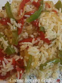 Una foto de Arroz con sofrito de pimientos y cebolla