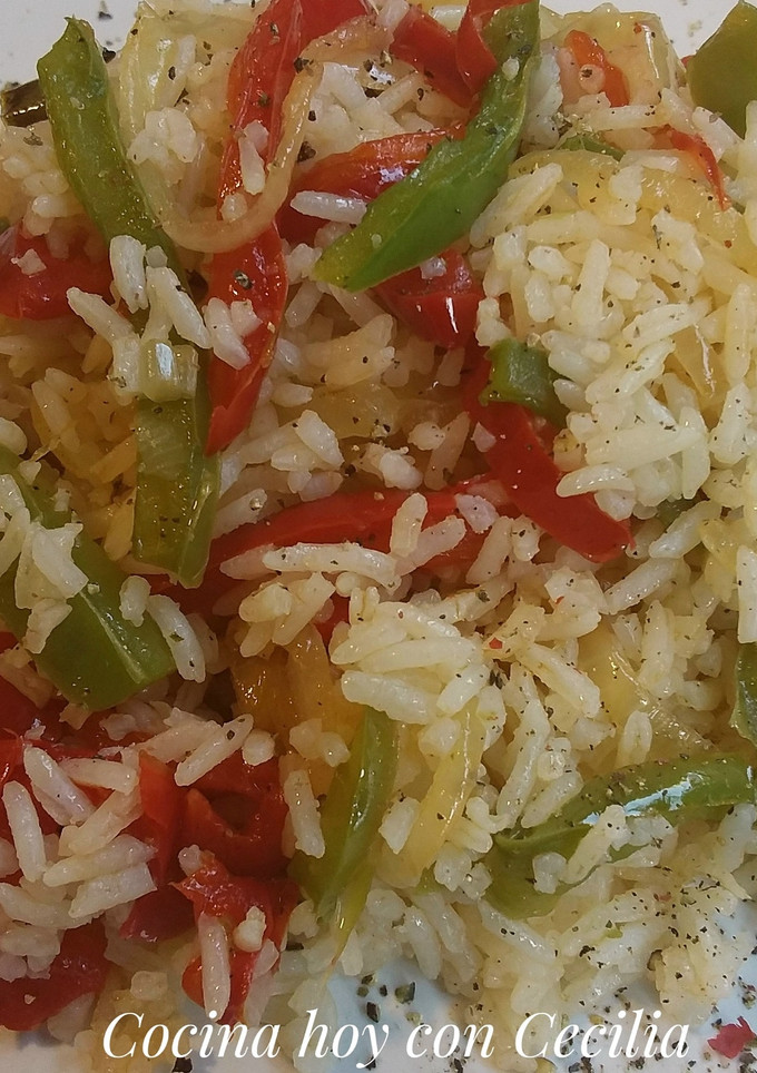 Una foto de Arroz con sofrito de pimientos y cebolla