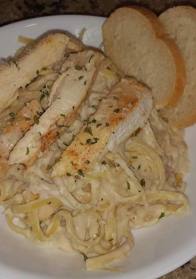 A picture of Chicken Alfredo with Homemade Sauce.