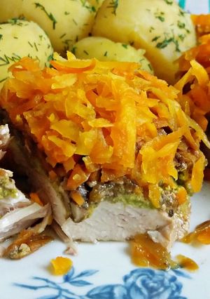 Zdjęcie przepisu Zapiekany kurczak z pesto, orzechami pod startą marchewką.