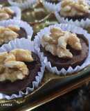 Bombones de chocolate y dulce de leche con nuez