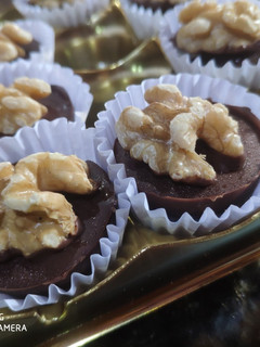 Una foto de Bombones de chocolate y dulce de leche con nuez