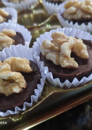 Una foto de Bombones de chocolate y dulce de leche con nuez