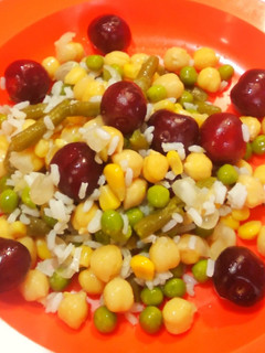 Una foto de Ensalada fría de legumbres y cerezas