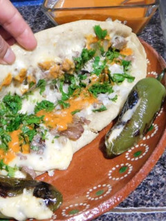 Una foto de Quesadillas mixtas de carne estilo Michoacán
