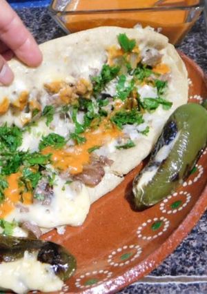 Una foto de Quesadillas mixtas de carne estilo Michoacán