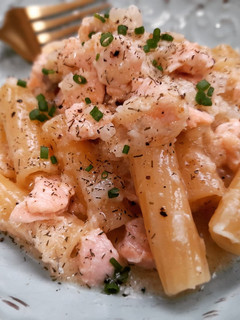 Una foto de Tortiglioni con salmón y salsa de celeri