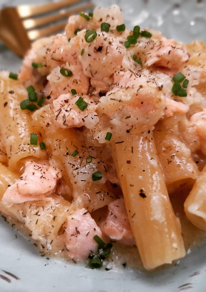 Una foto de Tortiglioni con salmón y salsa de celeri