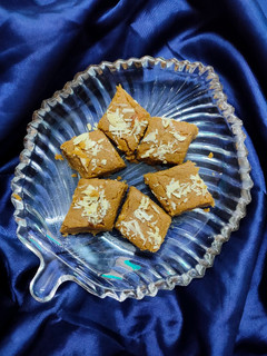 સુખડી (Sukhdi Recipe In Gujarati) રેસીપી મુખ્ય ફોટો