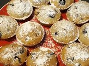 Una foto de muffins de avena y frutos rojos