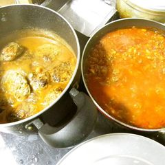 A picture of Meat Sauce and Hamburgers (Cooked Simultaneously!).