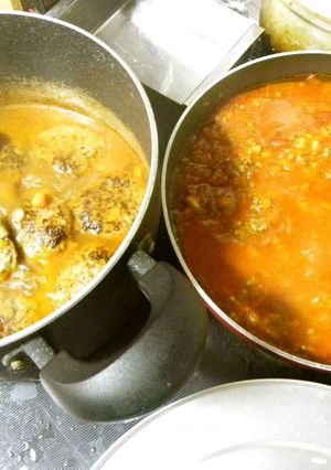 A picture of Meat Sauce and Hamburgers (Cooked Simultaneously!).