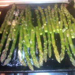 A picture of grilled asparagus w/ garlic & butter.