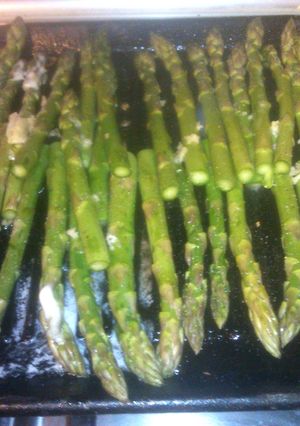 A picture of grilled asparagus w/ garlic & butter.