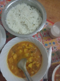 A picture of Onions in rice and tomatoes stew.