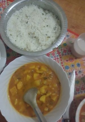 A picture of Onions in rice and tomatoes stew.
