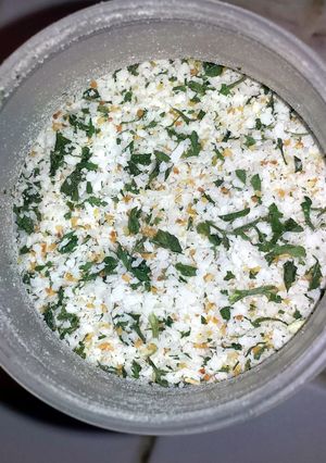 A picture of D.I.Y. Seasoned Salts (No°1).