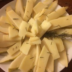 A picture of Pear With Manchego Cheese.