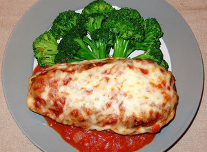 Una foto de BERENJENA CON SALSA DE CARNE Y QUESO MOZARELA. JON STYLE