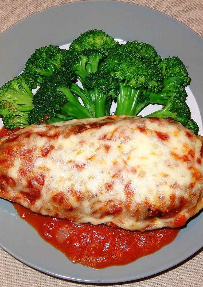 Una foto de BERENJENA CON SALSA DE CARNE Y QUESO MOZARELA. JON STYLE