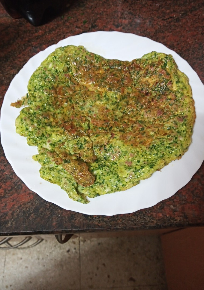 Una foto de Tortilla de espinacas, jamón serrano y cebolla