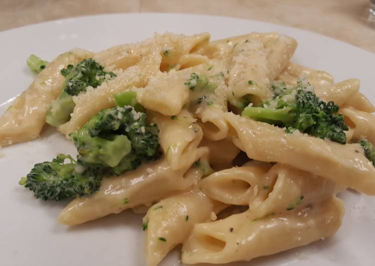 Simple Way to Prepare Delicious Cheesy Penne with Broccoli