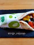 Pita con pollo e salsa allo yogurt