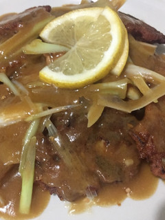 A picture of Tuna burger with Lemon Sauce.