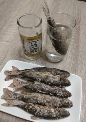 鹽烤苦花魚佐苦花酒 的食譜成品照片