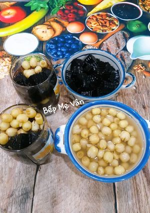 A picture of Black Grass Jelly with Lotus Seeds Dessert.