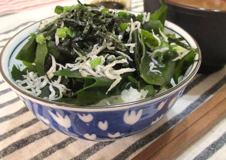 Recipe of Ultimate Low-Cal Wakame Seaweed and Shirasu Rice Bowl