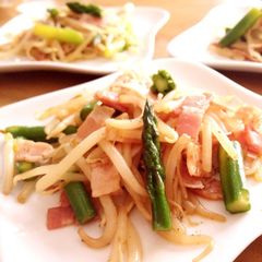 A picture of Stir Fried Asparagus, Bacon, and Bean Sprouts.