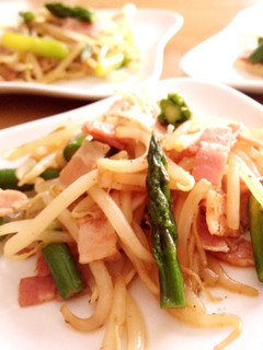 A picture of Stir Fried Asparagus, Bacon, and Bean Sprouts.