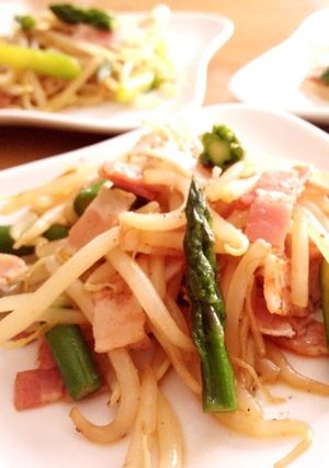 A picture of Stir Fried Asparagus, Bacon, and Bean Sprouts.