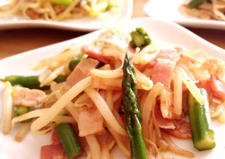 Recipe of Perfect Stir Fried Asparagus, Bacon, and Bean Sprouts