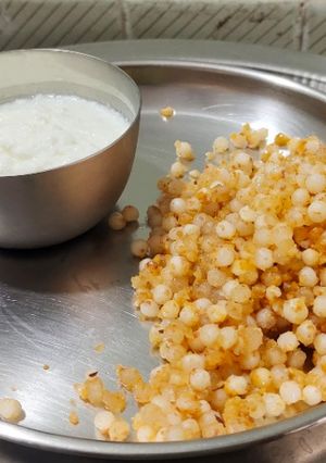 साबुदाणा खिचडी (Sabudana Khichdi Recipe In Marathi) रेसिपी चे मुख्य फोटो 