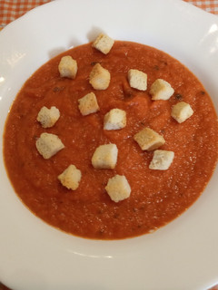 Una foto de Crema caliente de tomate y alubias blancas en cacerola