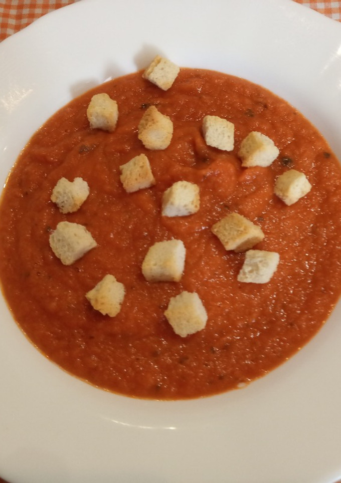 Una foto de Crema caliente de tomate y alubias blancas en cacerola