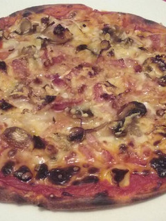 Una foto de Pizza champis y Bacon