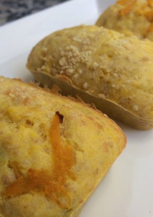 Una foto de Pequeños Budines de Zapallo, Queso y Albahaca