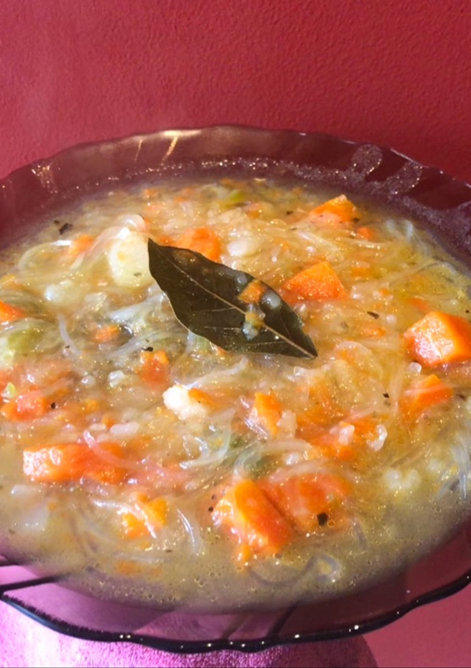 Una foto de Levanta muerto o caldo de pollo