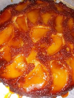Una foto de Torta invertida de manzana con mucho caramelo
