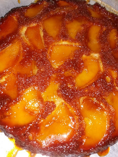 Una foto de Torta invertida de manzana con mucho caramelo
