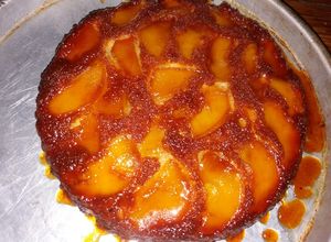 Una foto de Torta invertida de manzana con mucho caramelo