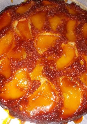 Una foto de Torta invertida de manzana con mucho caramelo